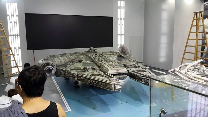 Illustration for article titled Crazy Millennium Falcon Toy Is 18 FEET LONG